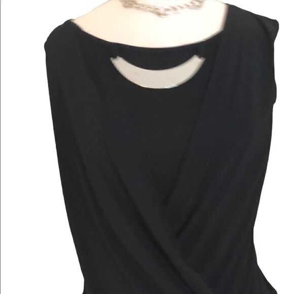 Black basic cap sleeve with hardware.Viewing of nacklace(hardware) can be option - Picture 1 of 8
